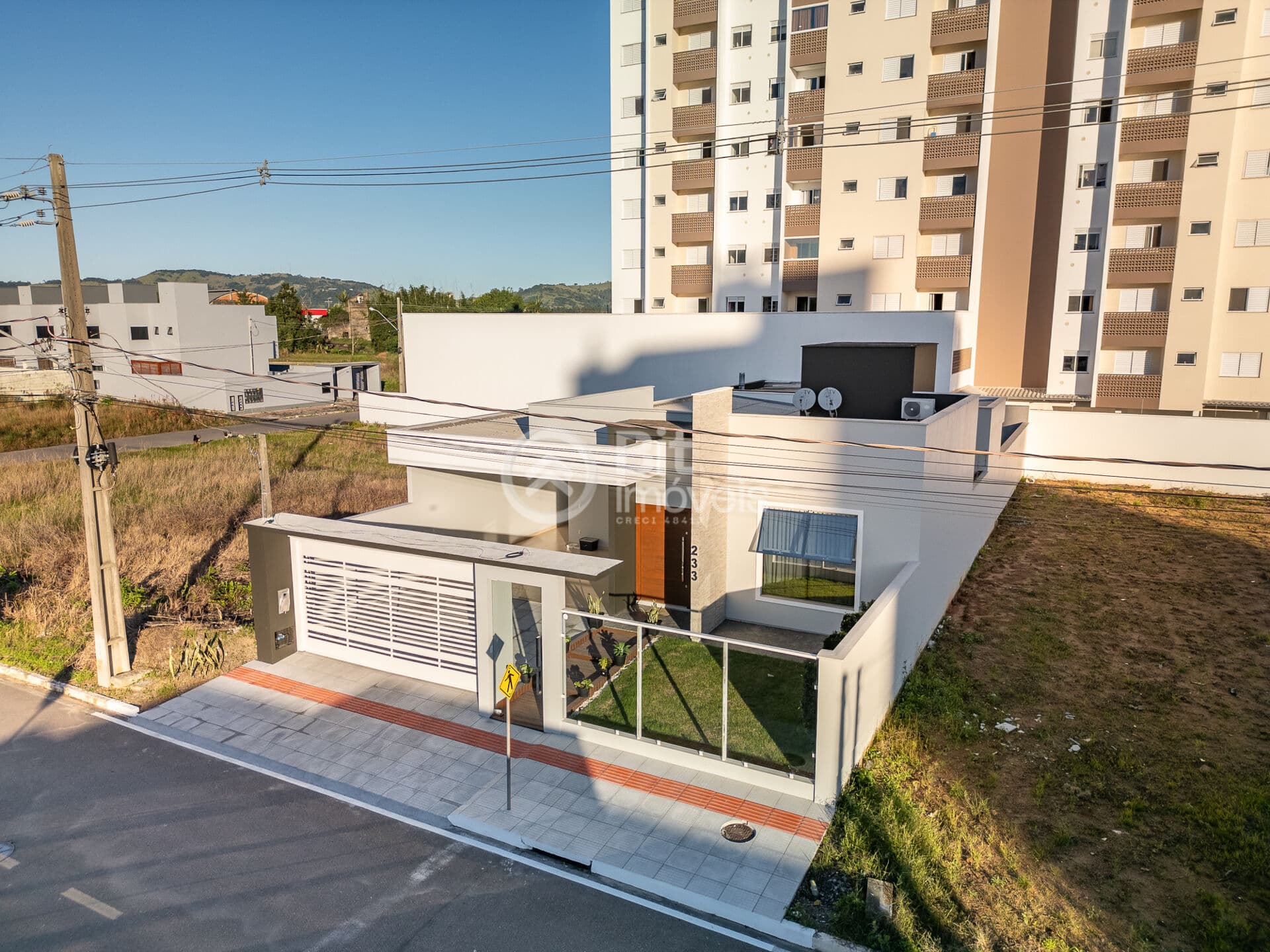 CASA MOBILIADA NO BAIRRO MONTE CASTELO