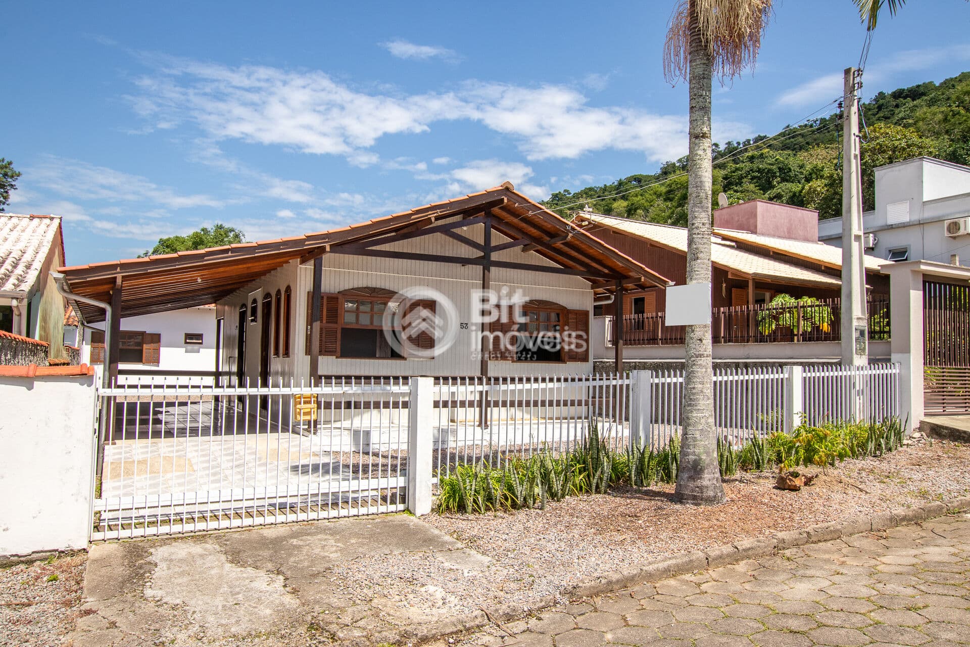 CASA DE DOIS DORMITÓRIOS