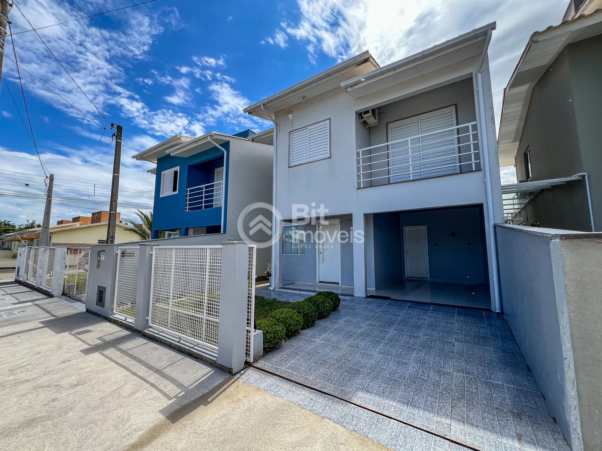 CASA GEMINADA COM TRÊS DORMITORIOS