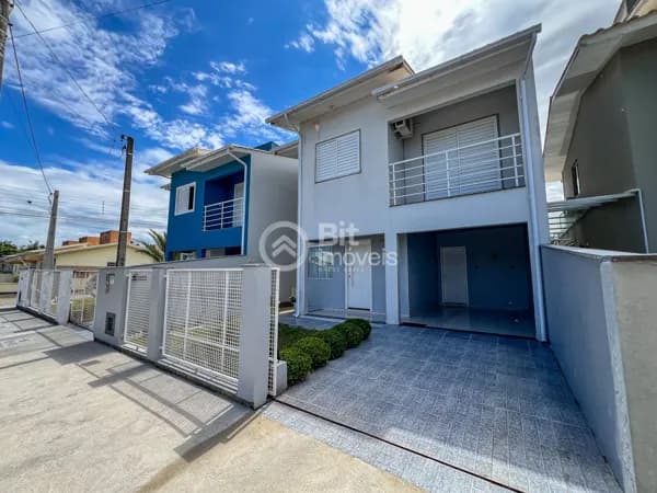 CASA GEMINADA COM TRÊS DORMITORIOS