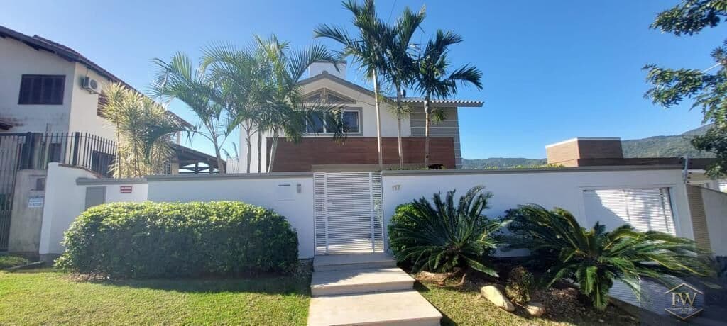 Casa Alto Padrão em Florianópolis - 2 suítes + 1 dormitório