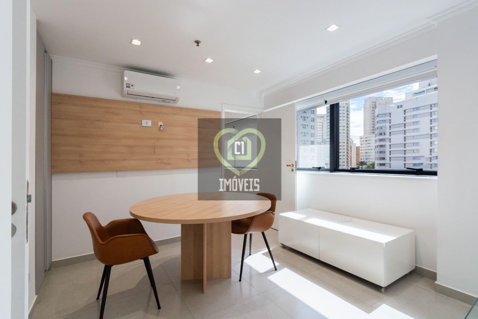 Sala Comercial 66m2, reformada, mobiliada, 4 Banheiros, 2 Vagas .
