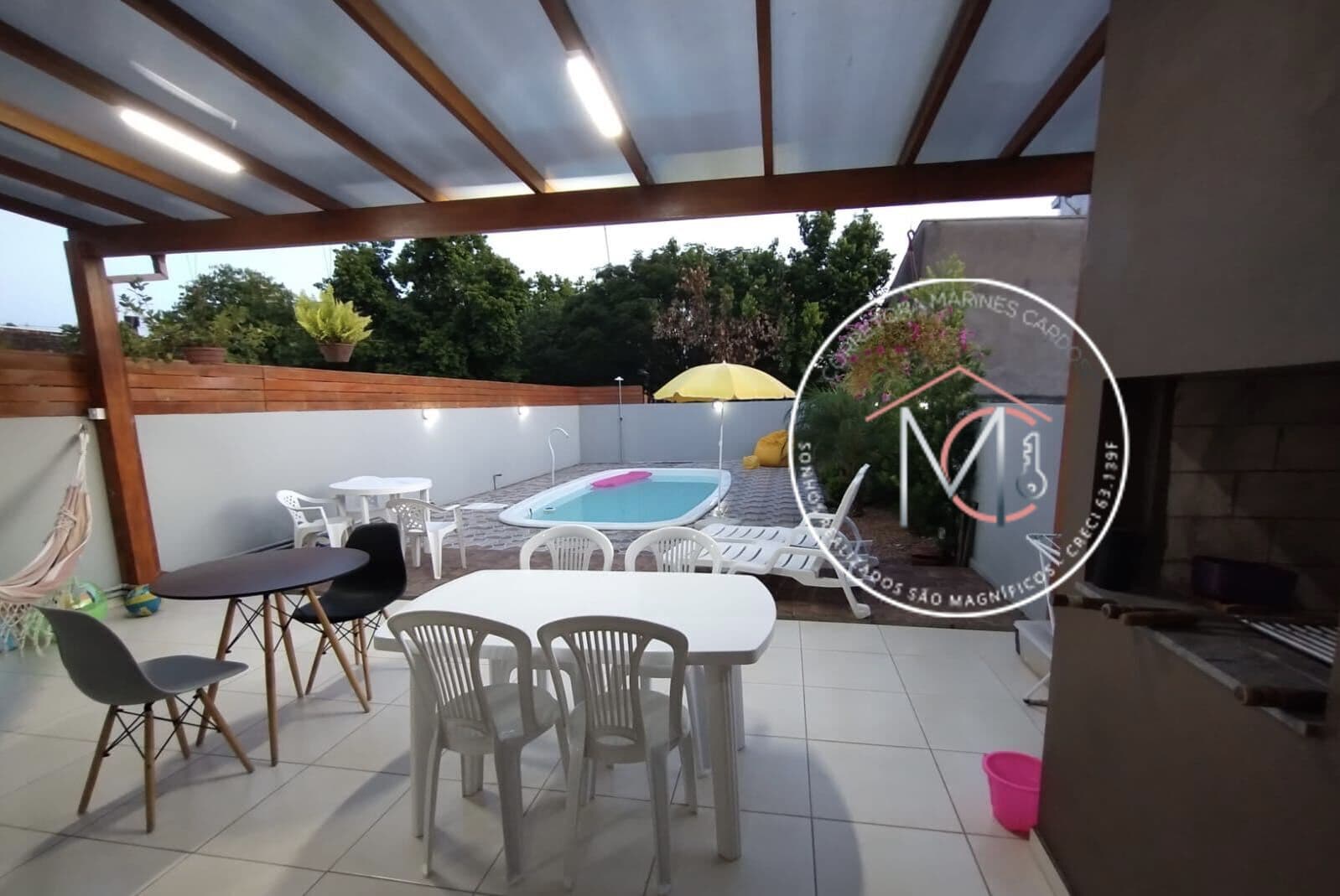 Casa semi-mobiliado com piscina e área gourmet .
