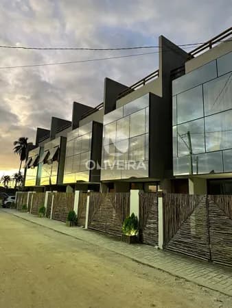 Casa triplex à venda com 4 suítes, sendo 1 master, rooftop e piscina privativa na Praia do Patacho