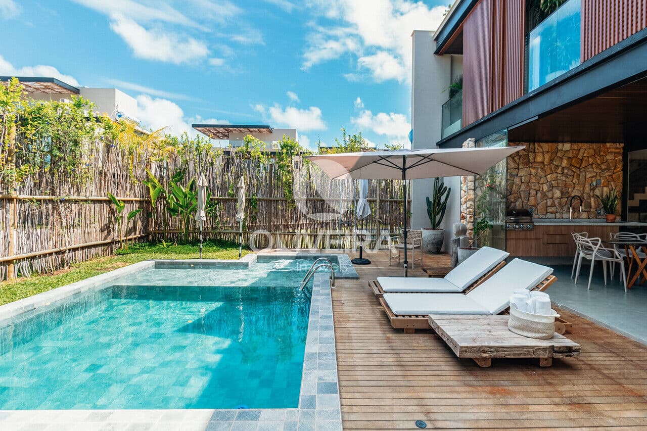 Exclusividade e sofisticação na Praia do Marceneiro. 5 suítes, 100% mobiliada e decorada. Confira!