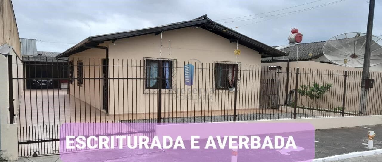 Casa Averbada com 2 dormitórios e suíte