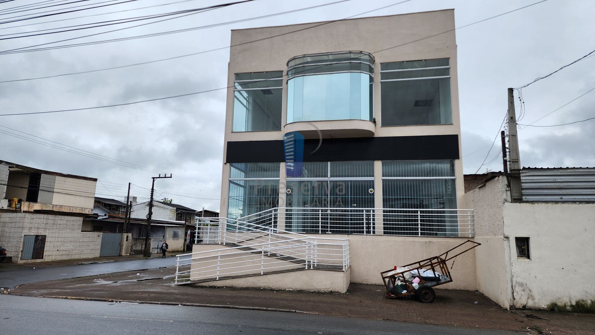 Prédio Comercial com Dois Pavimentos e Depósito no Subsolo – Bairro Cordeiros