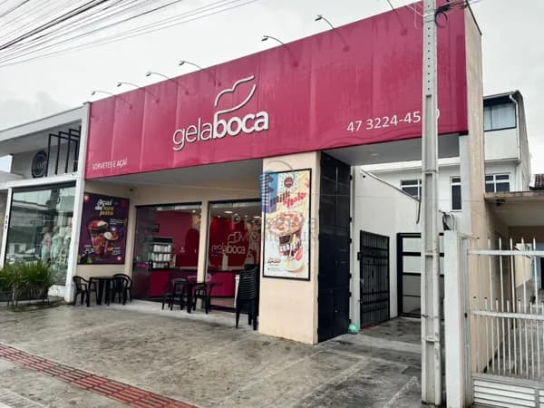Ampla loja na Rua indaial, com mobiliário negociável do antigo inquilino