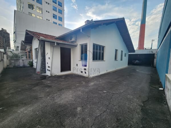 Ampla casa, sozinha no terreno, bem arejada e ventilada, no centro de Itajaí