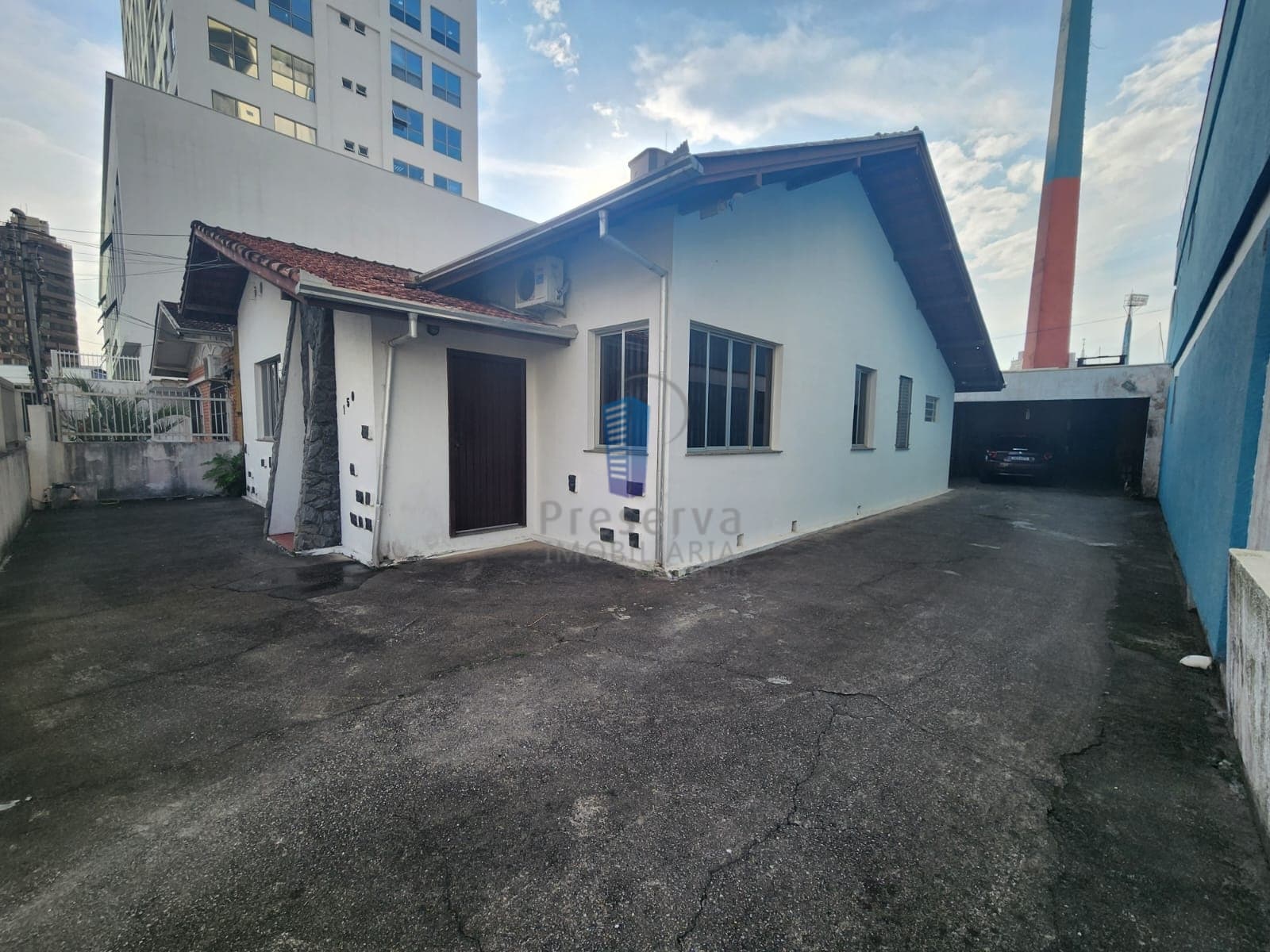 Ampla casa, sozinha no terreno, bem arejada e ventilada, no centro de Itajaí