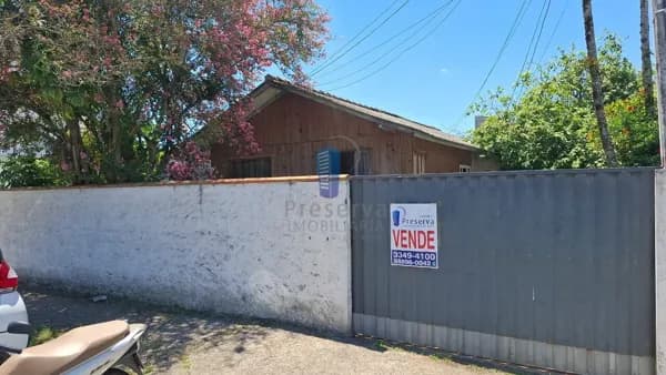 Terreno com Duas Casas de Madeira para Venda!