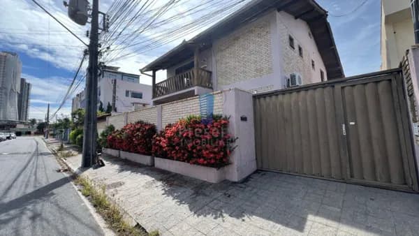 Sobrado Para Locação no Bairro Fazenda - Itajaí