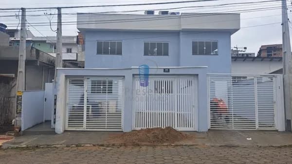 Sobrado Geminado com 02 suítes + 01 dormitorio no Fazenda