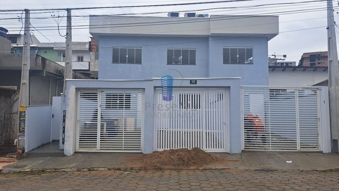 Sobrado Geminado com 02 suítes + 01 dormitorio no Fazenda