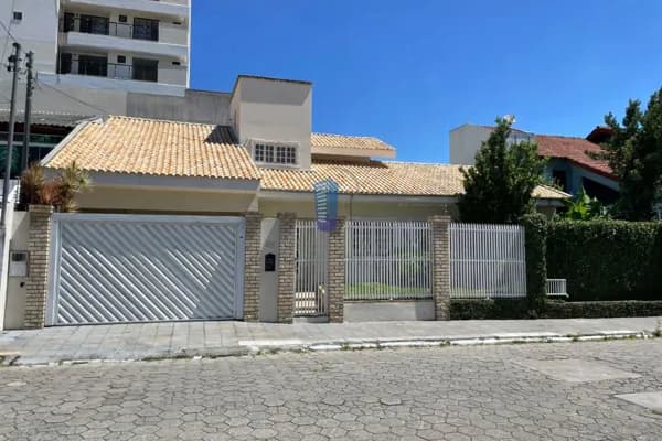 Casa Ampla Para Locação no Bairro Dom Bosco – Itajaí