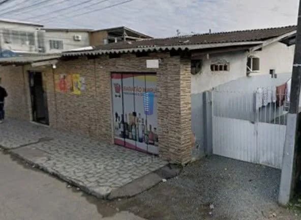 CASA COM POTENCIAL DE RENDA PARA VENDA!