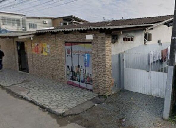 CASA COM POTENCIAL DE RENDA PARA VENDA!