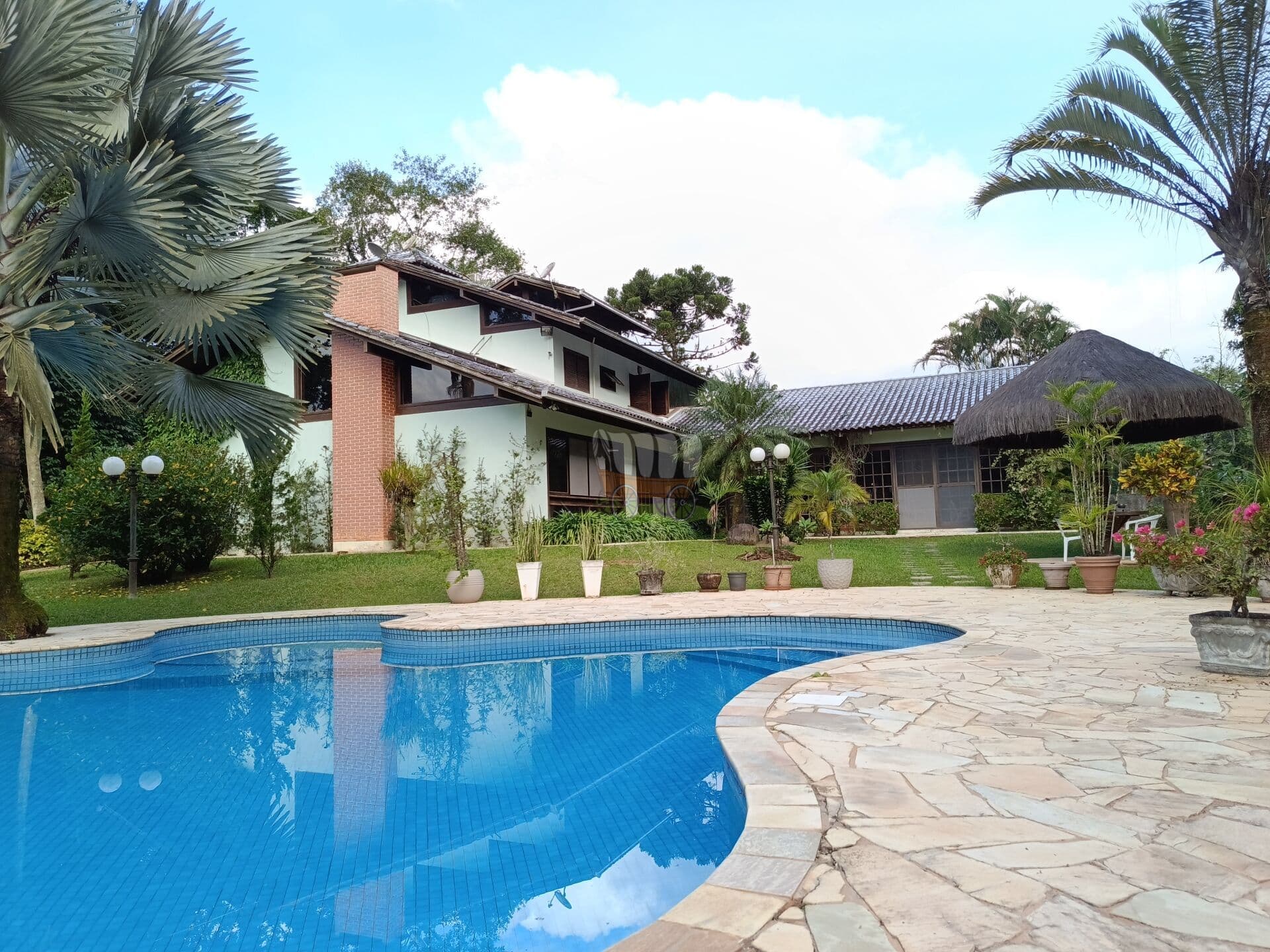 CHÁCARA MEMORÁVEL EM PIRABEIRABA COM UMA PAISAGEM ESPLENDOROSA