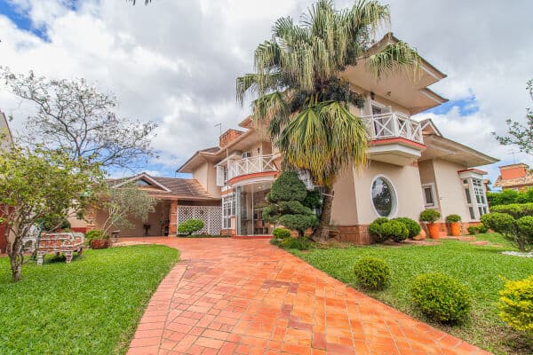Casa Alto Padrão com 3 suítes em 2 terrenos junto ao Shopping Canoas