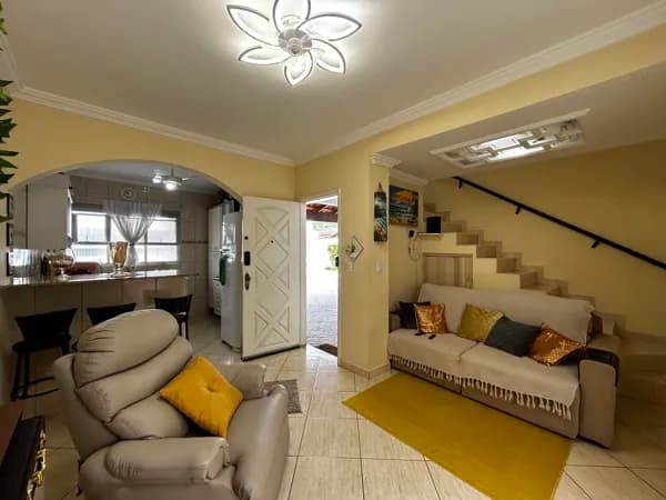 Sobrado de condomínio a venda com 02 dormitórios, 60 m2 e lazer, próximo à praia dadas Asturias, Guarujá /SP.