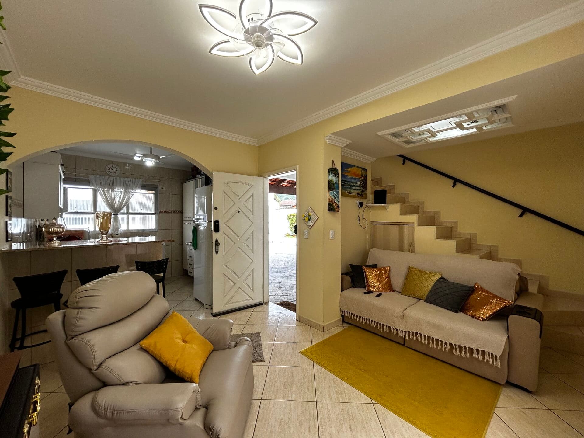 Sobrado de condomínio a venda com 02 dormitórios, 60 m2 e lazer, próximo à praia dadas Asturias, Guarujá /SP.
