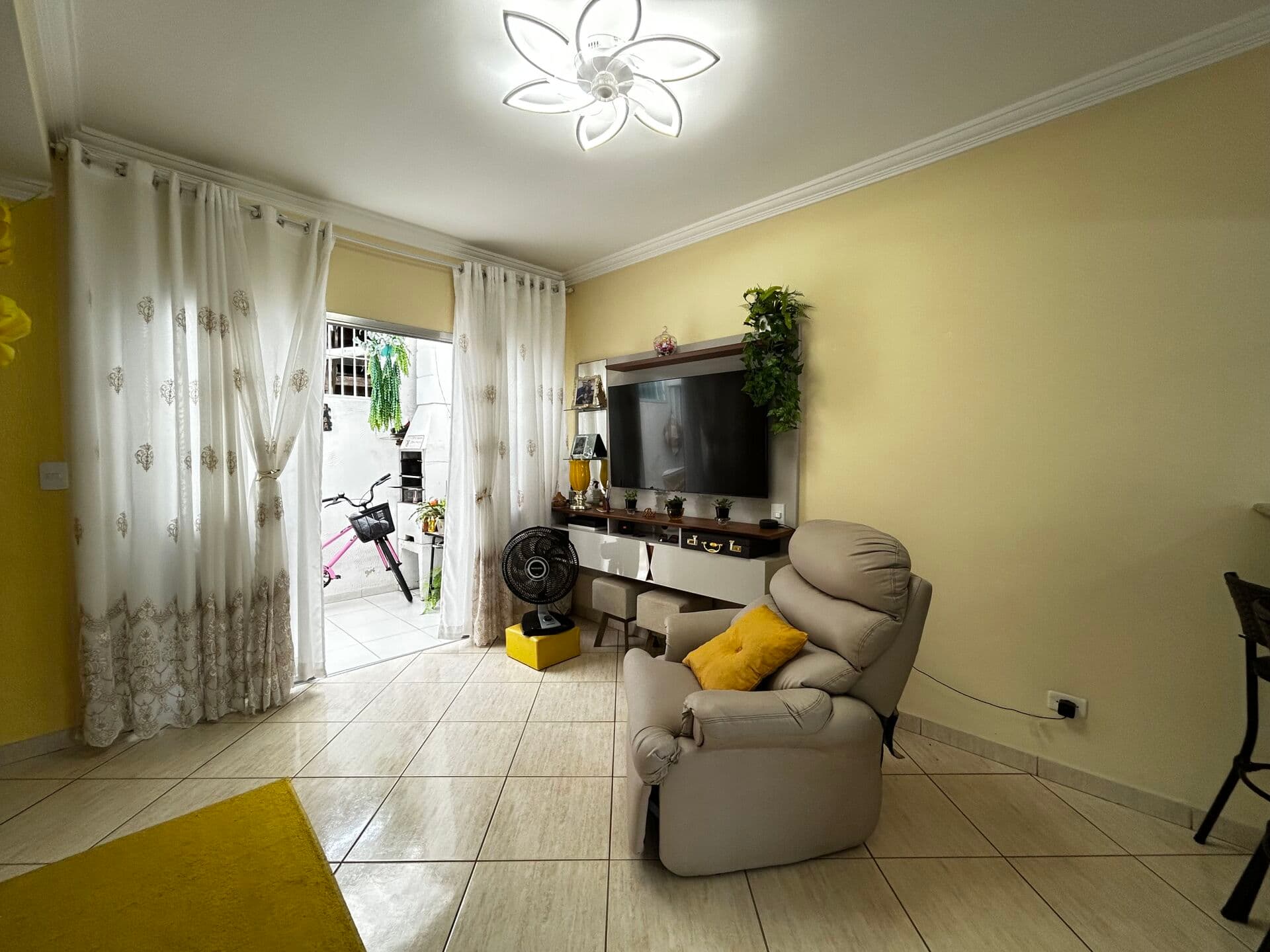 Sobrado de condomínio a venda com 02 dormitórios, 60 m2 e lazer, próximo à praia dadas Asturias, Guarujá /SP.