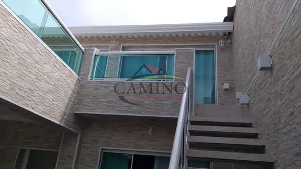 Casa Sobrado com Varanda Ampla, com 136m², 03 dormitórios, sala 02 ambientes e 02 vagas de garagem.