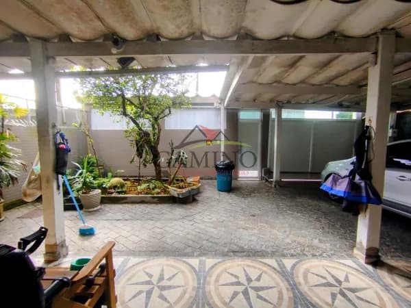 Casa Ampla com Energia Solar e Excelente Localização Próxima à Avenida Adhemar de Barros – Guarujá/SP