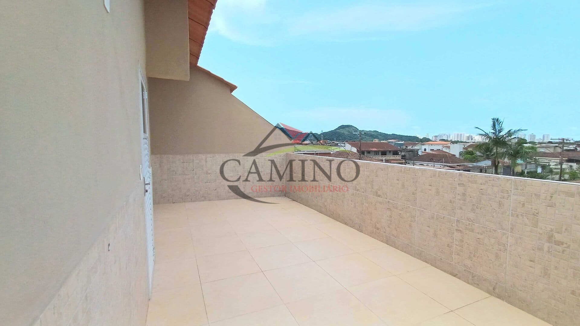 Casa Sobreposta Alta com Terraço