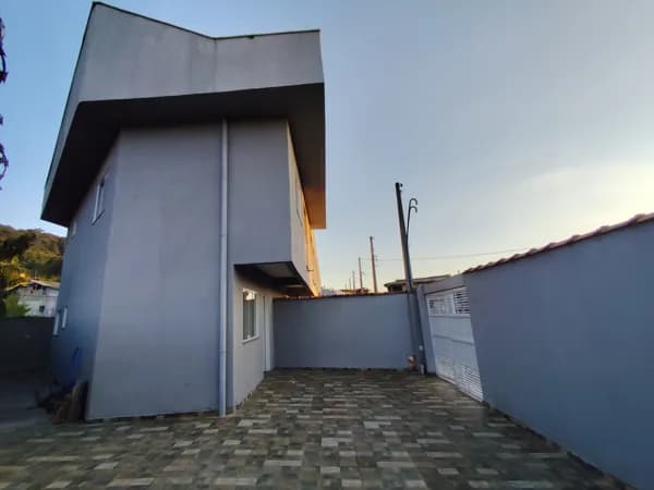 CASA COM QUINTAL GRANDE NO GUARUJÁ VITORIA PARK !!!