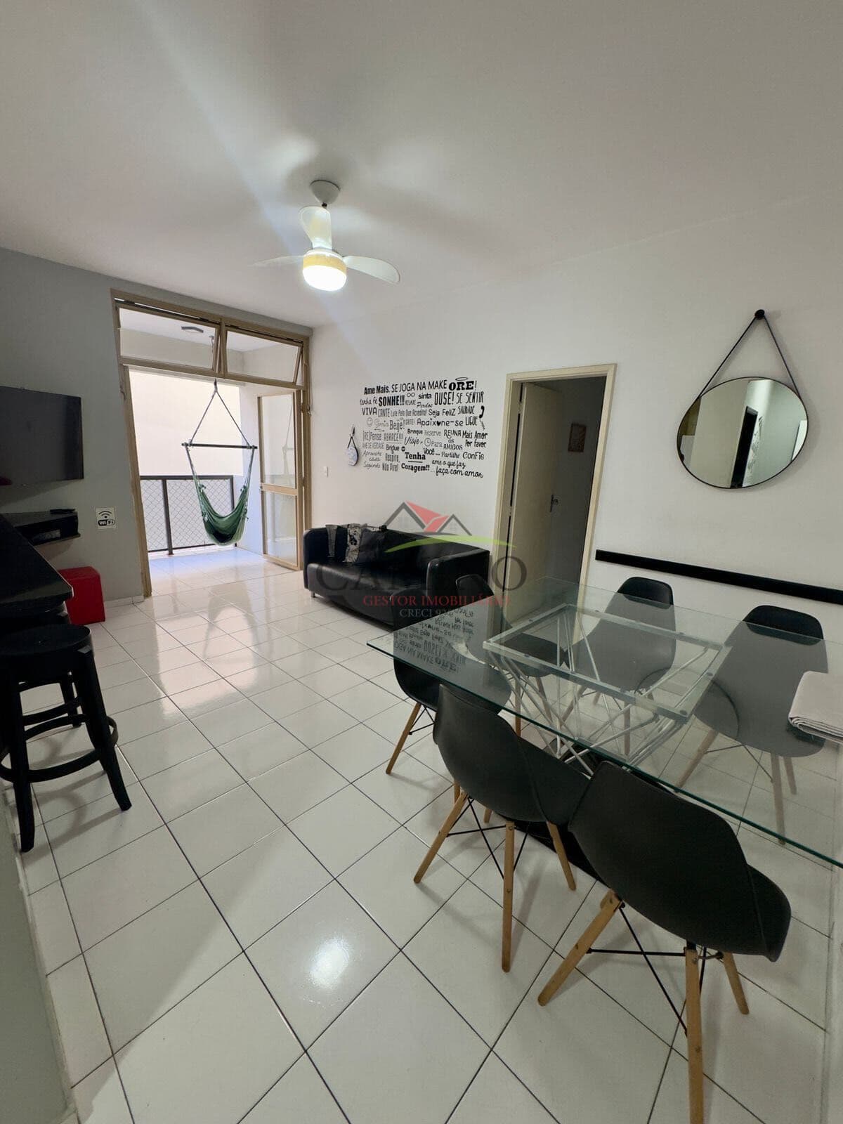 Apartamento de 03 dormitórios (01 suíte), à venda com 96 m², próximo à praia das Pitangueiras, Guarujá/SP.
