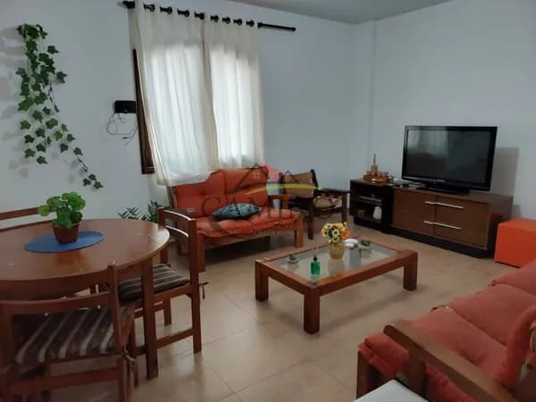Apartamento à venda com 2 dormitórios, sala, cozinha e 2 banheiros, próximo à Praia da Enseada, Guarujá/SP.