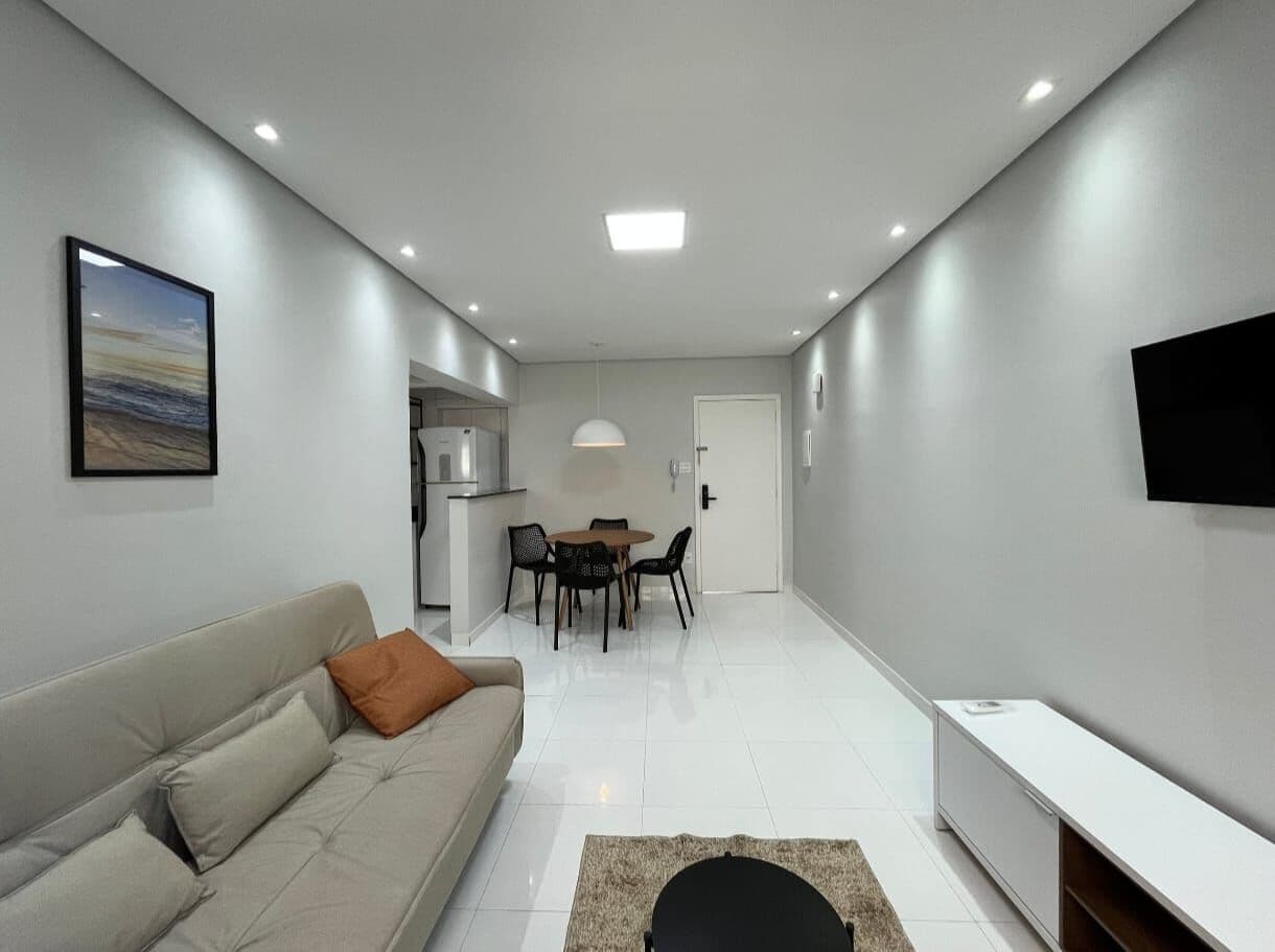 🔥 OPORTUNIDADE NA PRAIA PITANGUEIRAS 1 DORMITÓRIO – REFORMADO + AR + MOBILIADO!