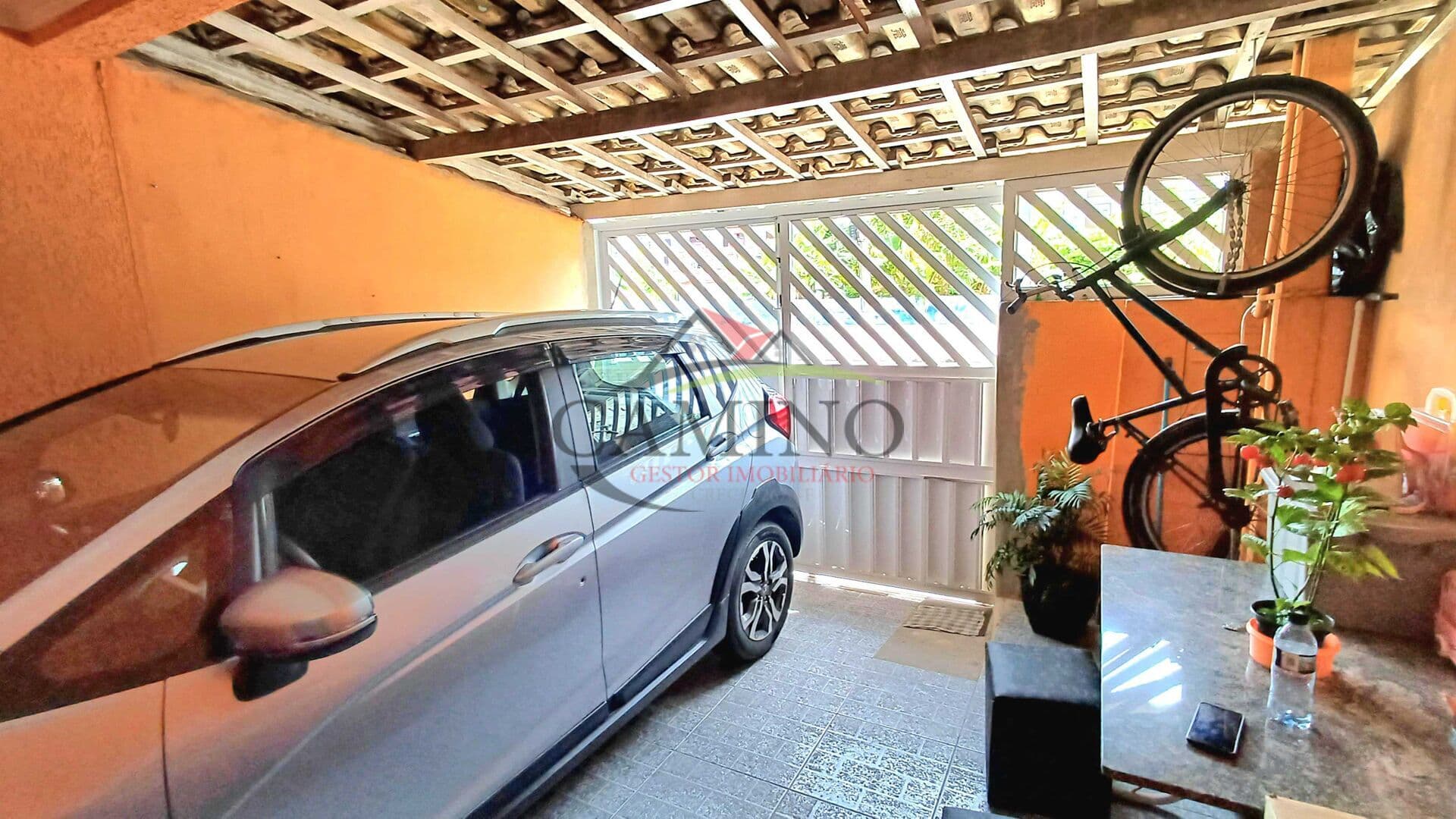 Sobrado à Venda no Guarujá – 800m da Praia da Enseada | 2 Dormitórios com Suíte e Churrasqueira