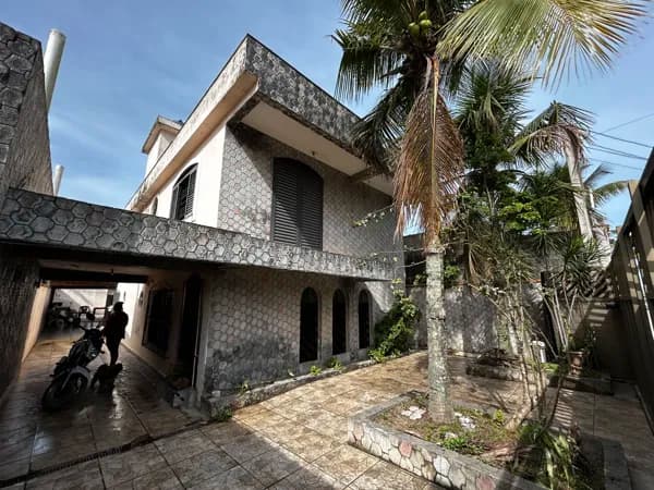 Sobrado à venda cm 04 dormitórios (02 suítes), 132 m², próximo à praia da Enseada, Guarujá/SP. Sua oportunidade de morar no Guarujá esta aqui!
