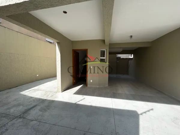 Sobrado Triplex à venda com 2 suítes, 90 m², no Vila Ligya, Guarujá/SP.