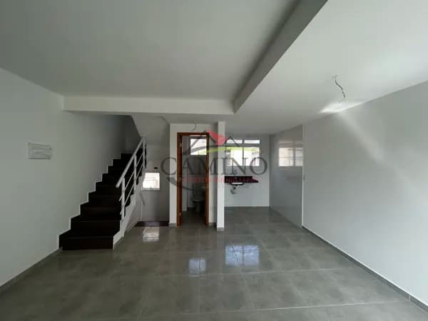Sobrado Triplex à venda com 2 suítes, 90 m², Sta Rosa - Guarujá/SP.