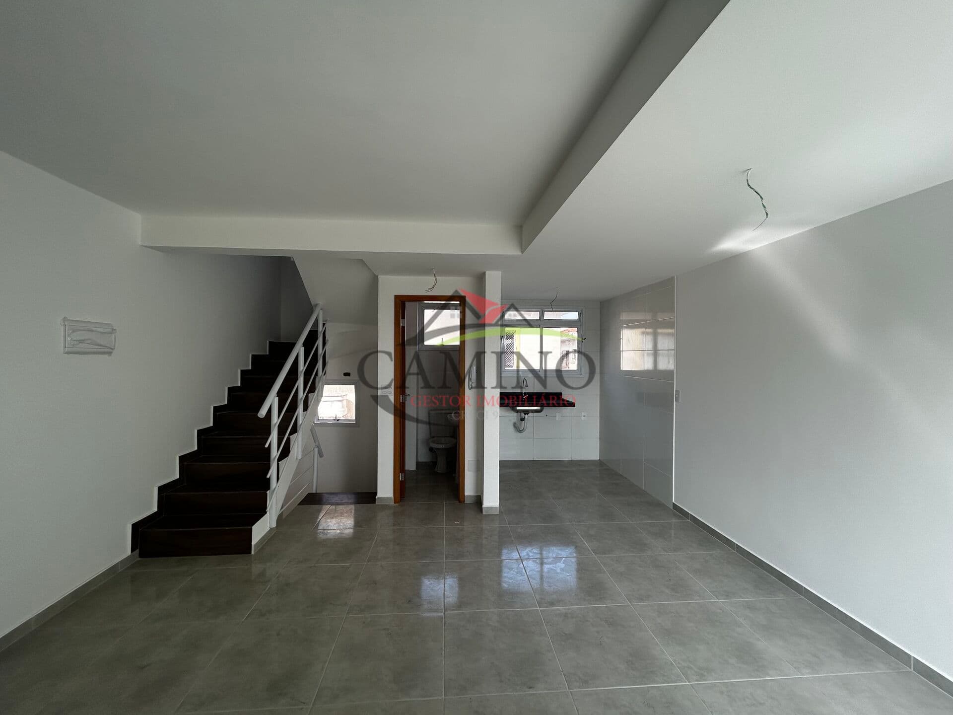 Sobrado Triplex à venda com 2 suítes, 90 m², Sta Rosa - Guarujá/SP.