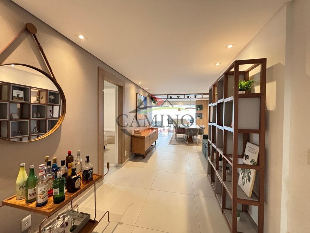 Apartamento amplo 125 mts² distribuido em, 03 dormitórios (01 suíte), 02 vagas de garagem, cozinha planejada, decorado, apenas a 2 quadras da praia das Pitangueiras - Guarujá - SP.