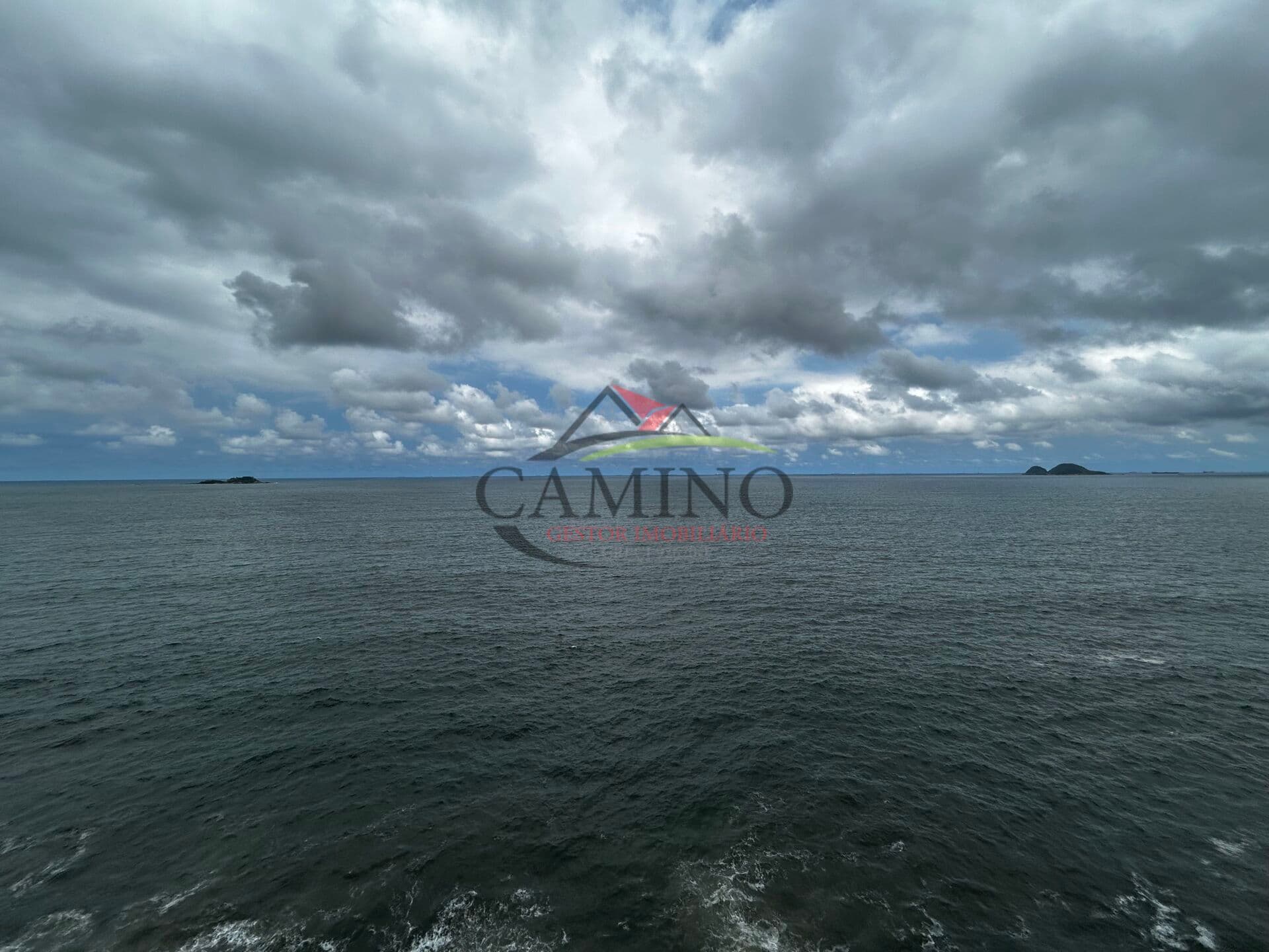 Apartamento de 220m2 , na melhor localização de Guarujá no bairro de Pitangueiras, com uma vista deslumbrante para o marr. Com 3 quartos, todas suítes, + lavabo e banheiro de serviço.