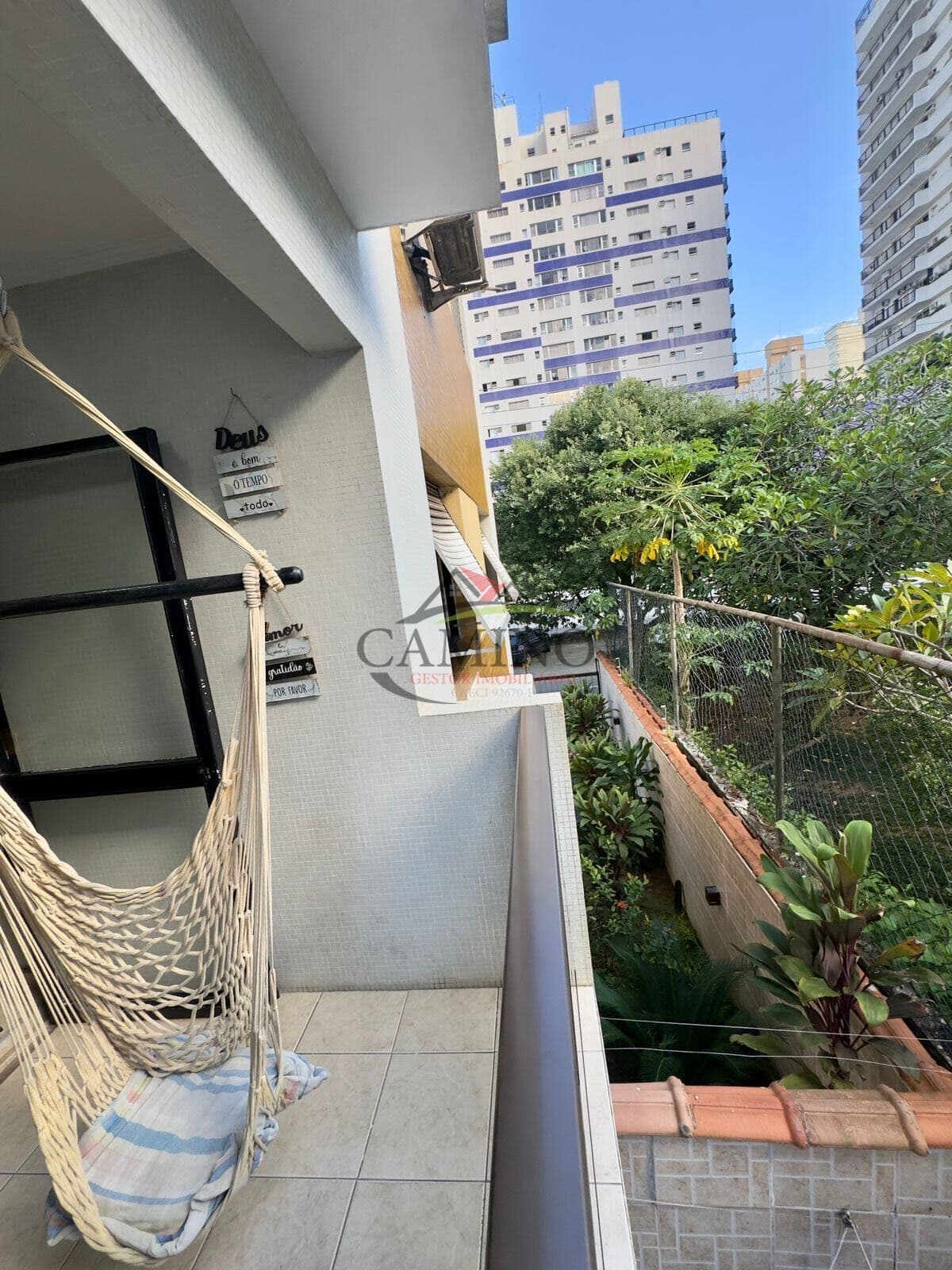 Apartamento de 03 dormitórios (01 suíte), à venda com 96 m², próximo à praia das Pitangueiras, Guarujá/SP.