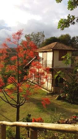 Casa térrea com lago de carpas em terreno gigante!