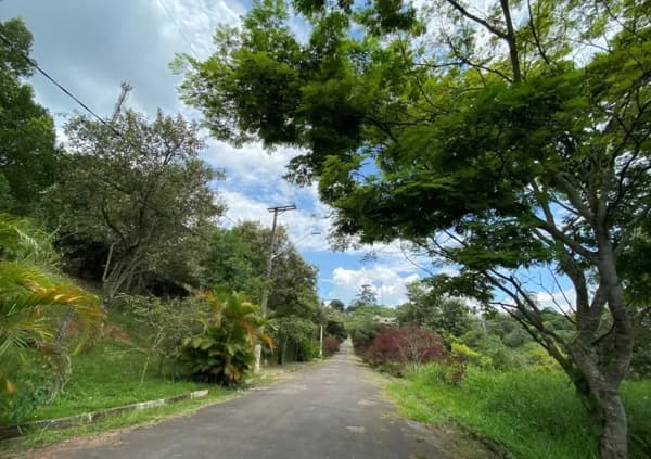 TERRENO COM BENFEITORIAS EM MORADAS DO SOL