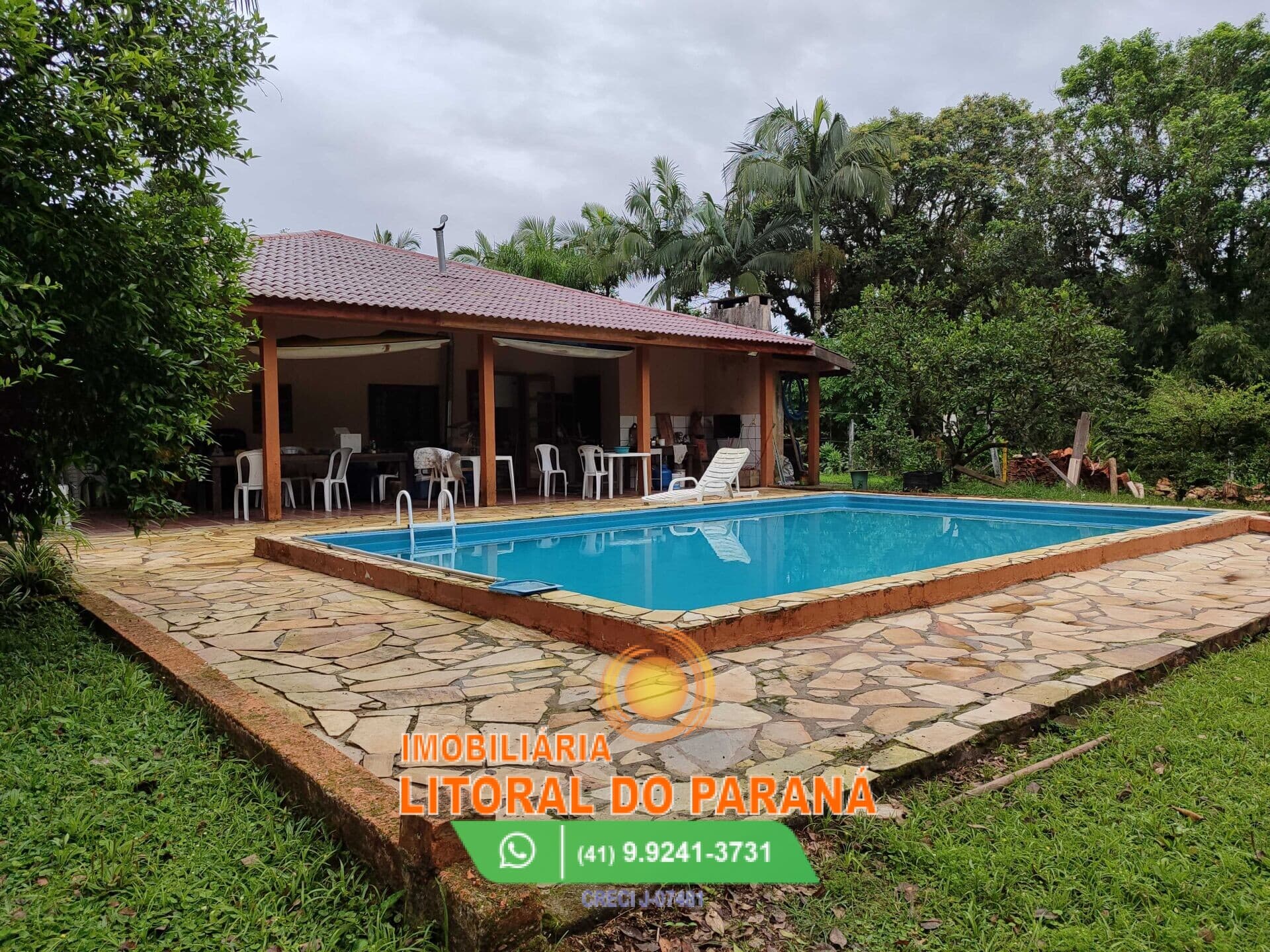 Maravilhosa chácara com piscina - localizada região do Guaraguaçu!!!