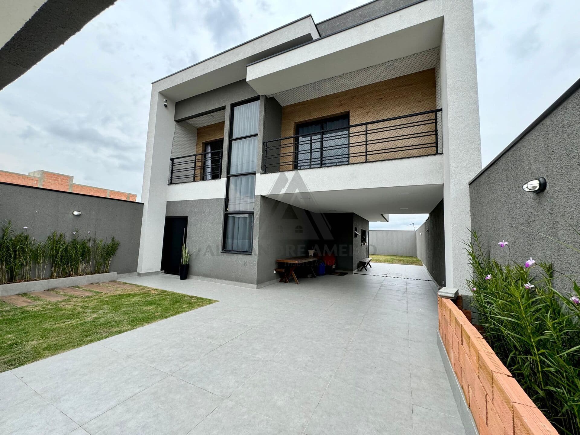 Sobrado Alto Padrão Semi Mobiliado a venda ! São José dos Pinhais- PR