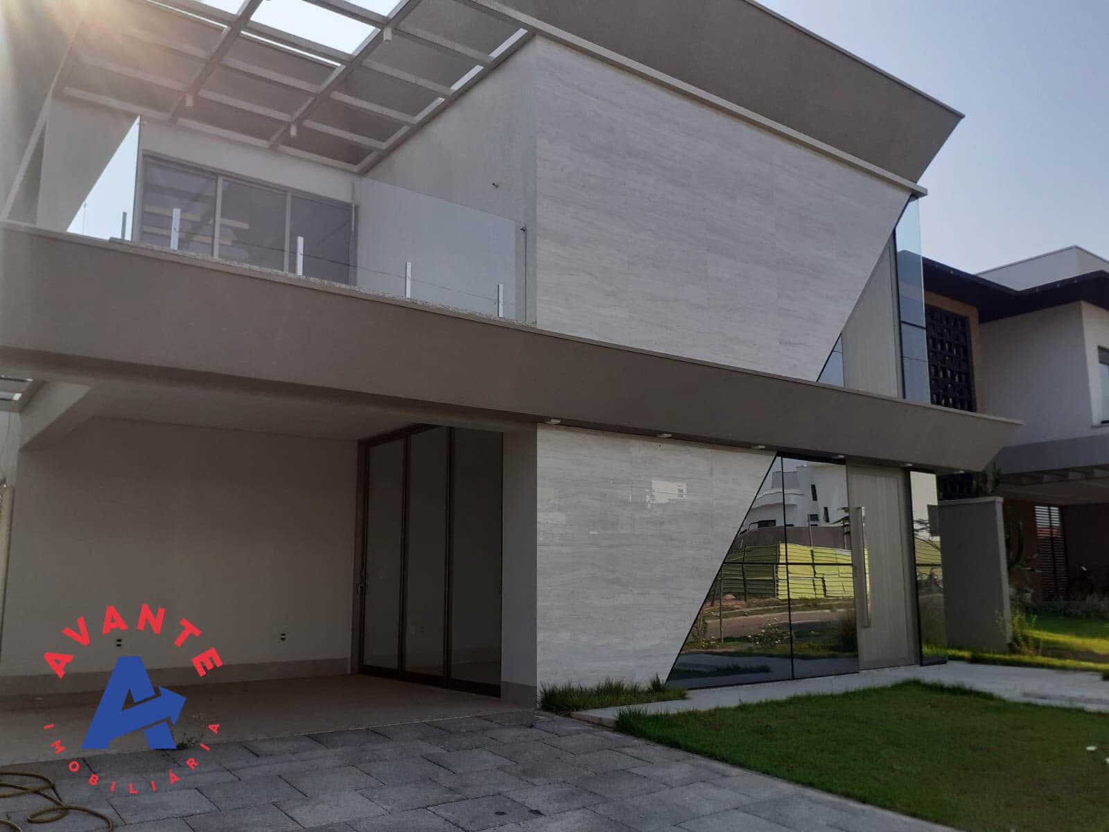 Sobrado Excepcional no Condomínio Ecoville com 5 suítes sendo 1 com closet.