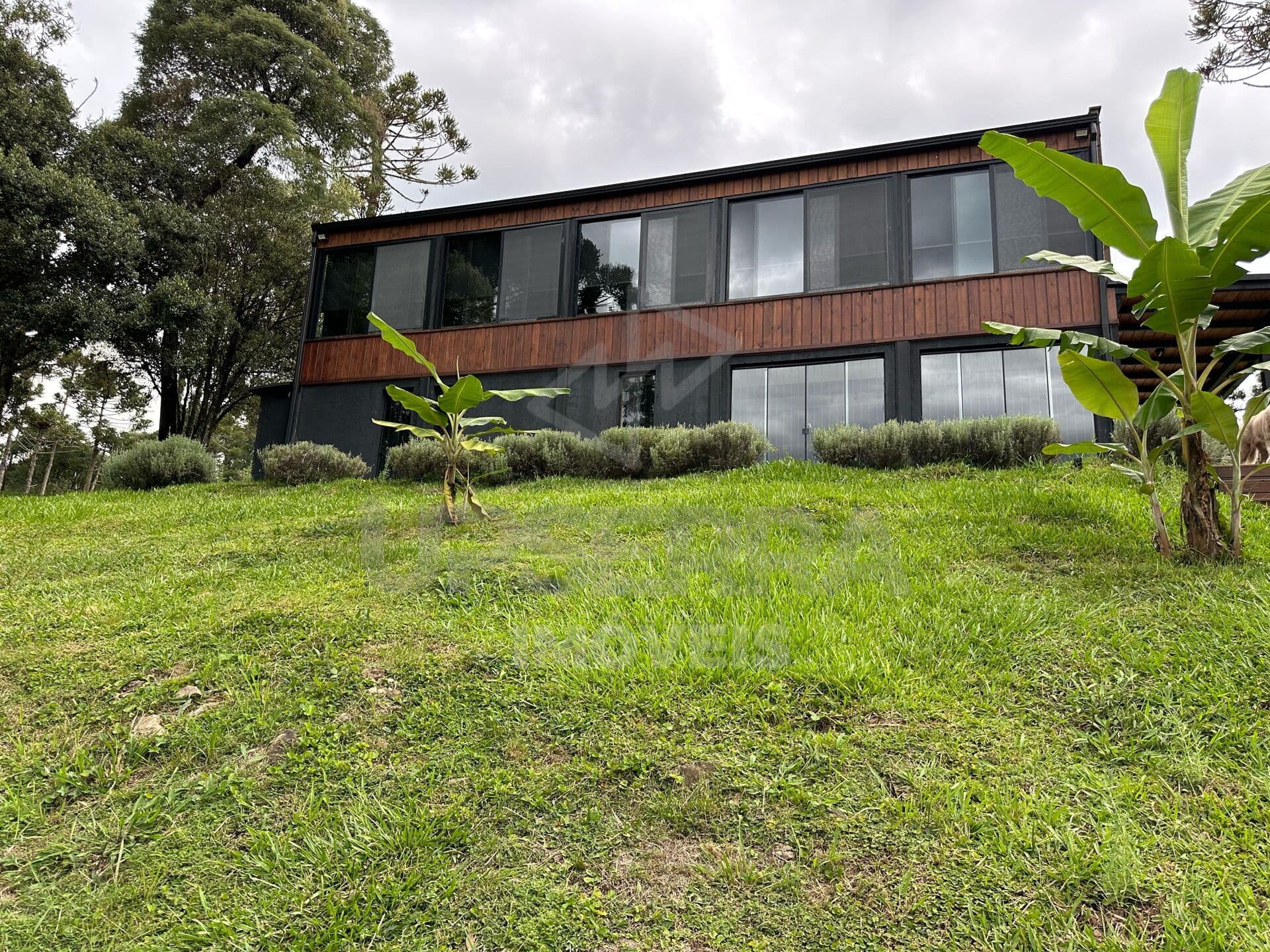 Casa Alto Padrão com pequena Cachoeira