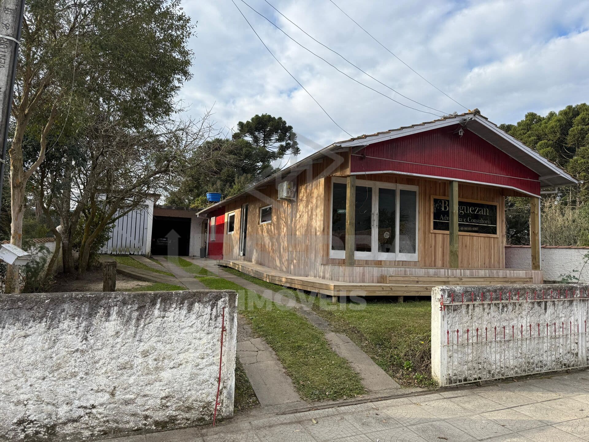 Lote com Casa de Madeira e Edícula – Oportunidade Única