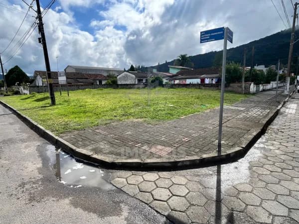 Lote de Esquina Muito Bem Localizado