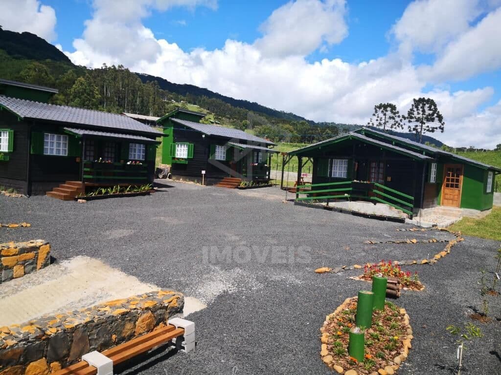 Terreno com 4 Studios e uma Casa Principal em Urubici